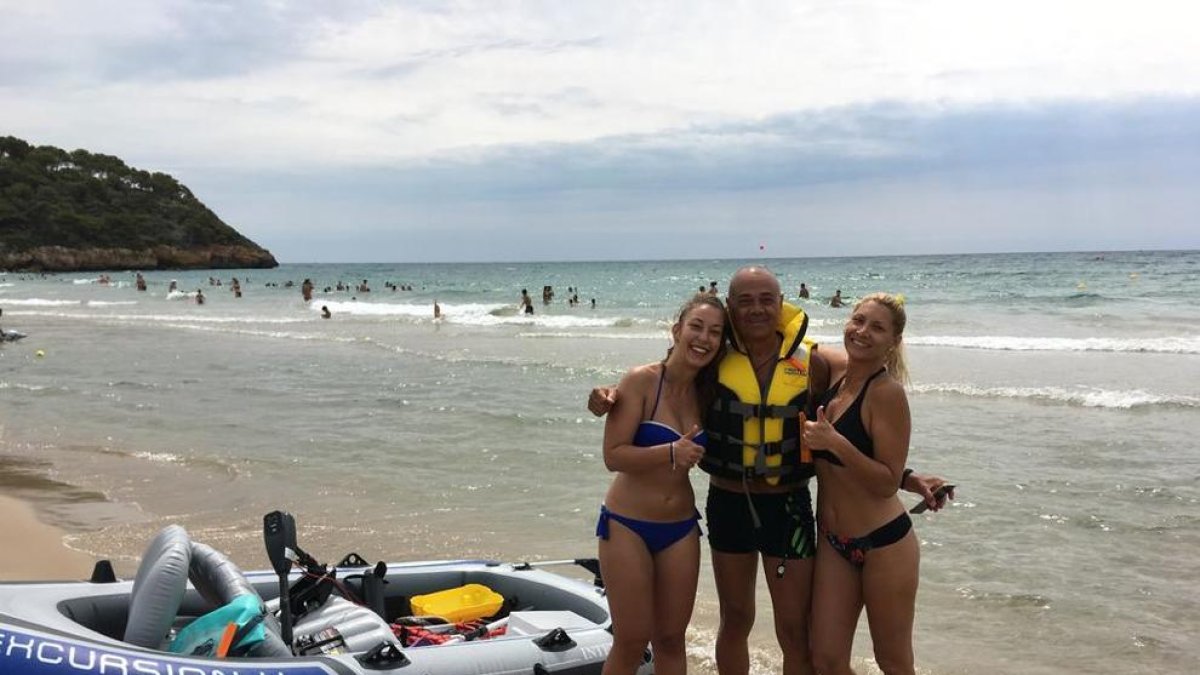 Òscar Ros, con las dos mujeres a las que rescató el domingo en La Pineda.