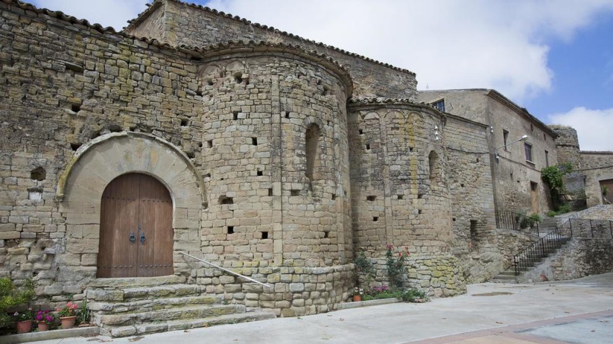Imagen de la cabecera de Sant Pere de Talteüll, con la singularidad de los dos ábsides junto a la puerta.