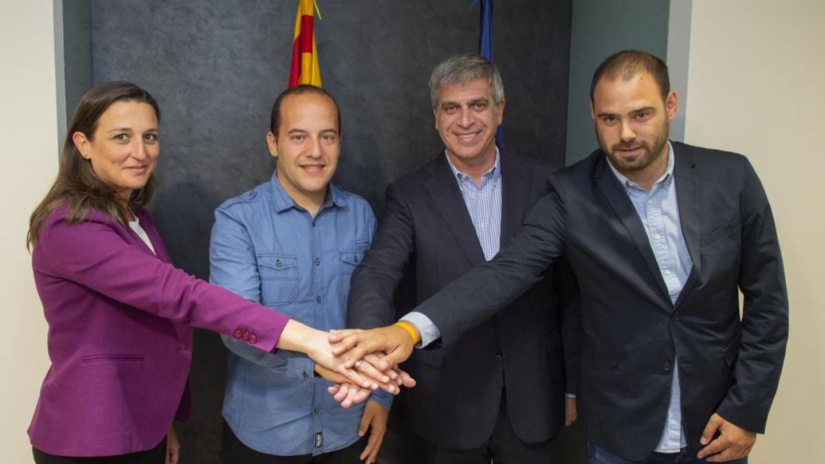 Lluís Cortés, amb directius del club i de la secció femenina.
