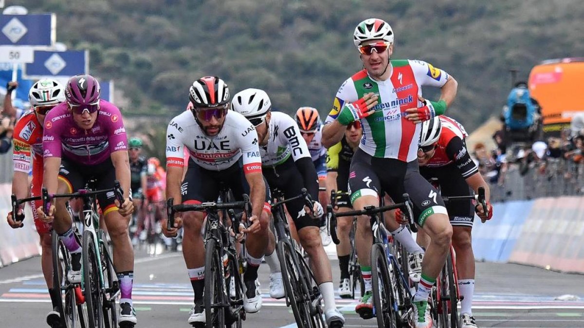 Viviani, a la dreta, va ser desqualificat en l’etapa d’ahir.