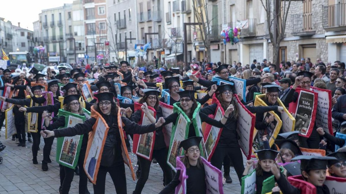Una de las comprasas de Cervera en la plaza Universitat.