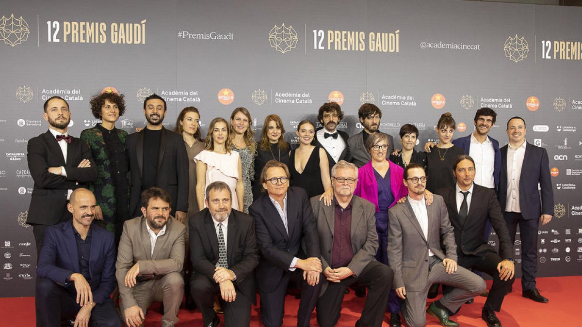 El equipo de ‘Els dies que vindran’ posa en la alfombra roja antes de la entrega de premios del cine catalán.