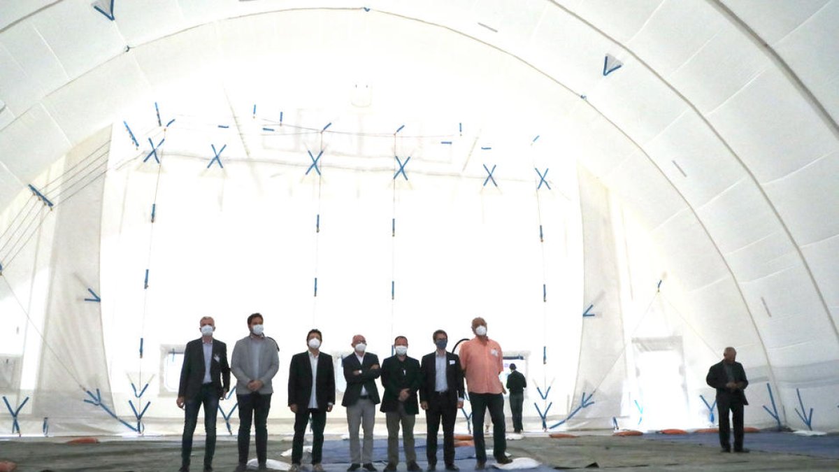 Gavín (tercero izq.), ayer durante su visita al nuevo hangar hinchable del aeropuerto de Alguaire.