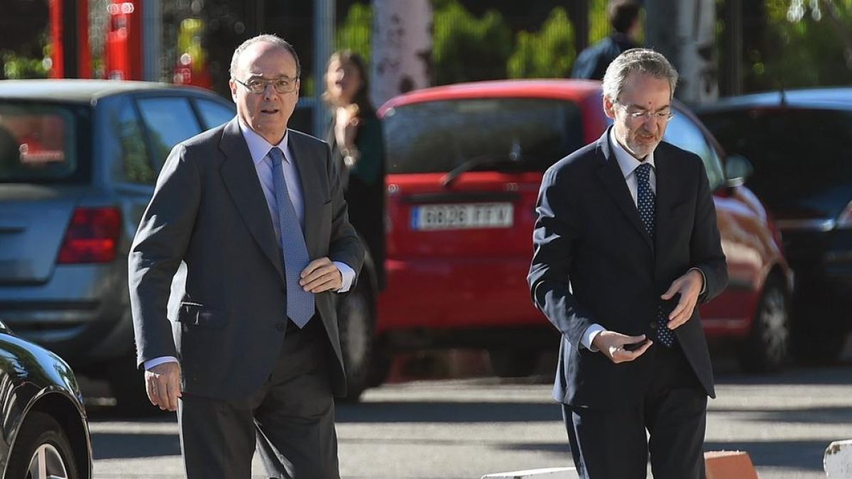 El exgobernador del Banco de España, Luis María Linde, a su llegada a la Audiencia Nacional ayer.