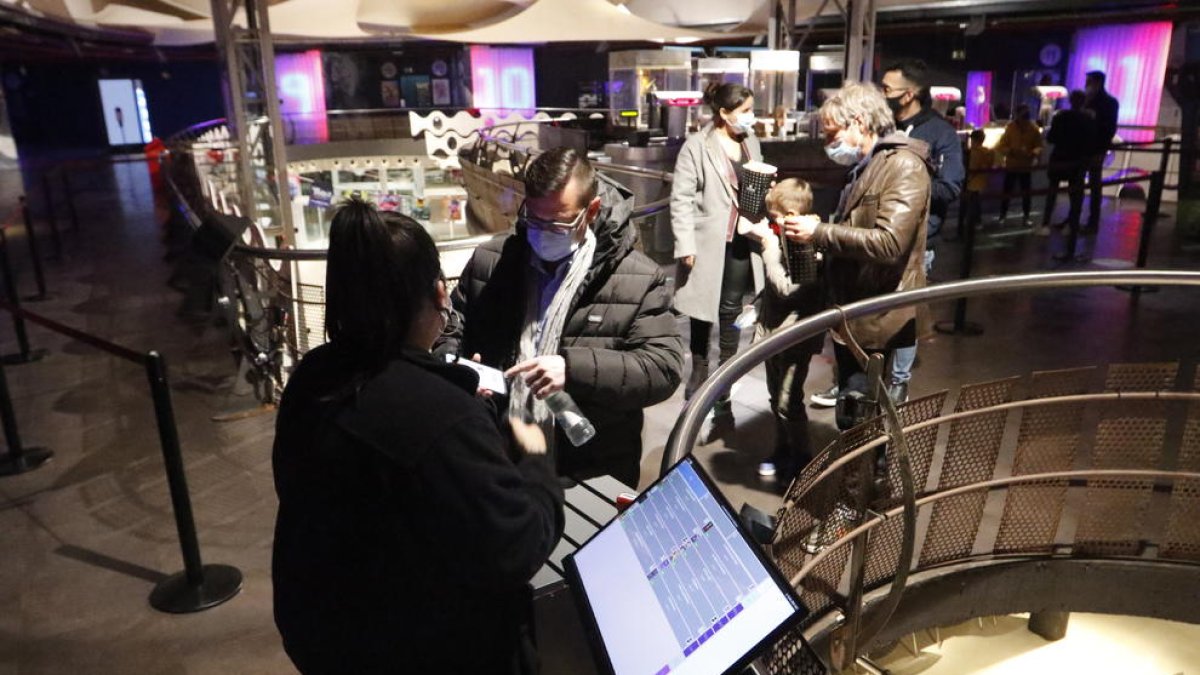 Els primers clients dels cines JCA Alpicat des de mitjans d’octubre, ahir a la tarda.