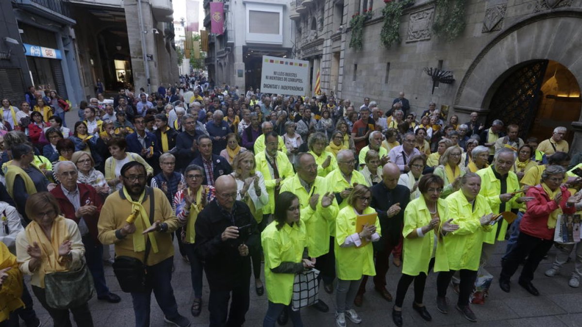 Els cantaires recorden Òscar Mirón - Els cantaires reunits a la plaça Paeria de Lleida van voler recordar ahir el fotògraf de SEGRE Òscar Mirón, mort en accident de trànsit dissabte, amb el Cant dels ocells i un minut d’aplaudiments per a  ...