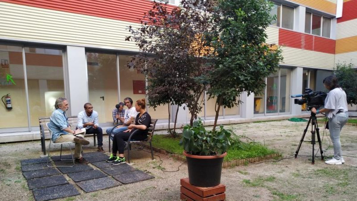 Algunos consiguen ser acogidos en un centro, desde donde intentan labrarse un futuro.