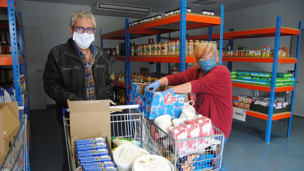 La demanda de alimentos se ha disparado. En la imagen, banco de alimentos de Mollerussa.