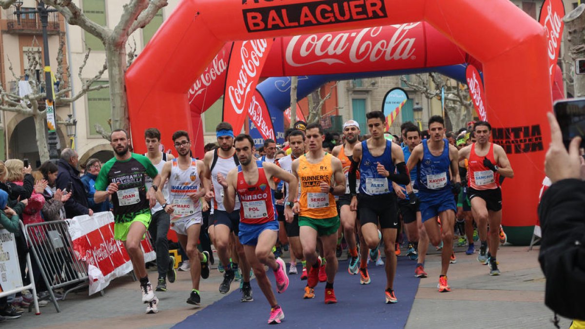 Momento de la salida en una jornada que reunió en Balaguer a unos 600 atletas.