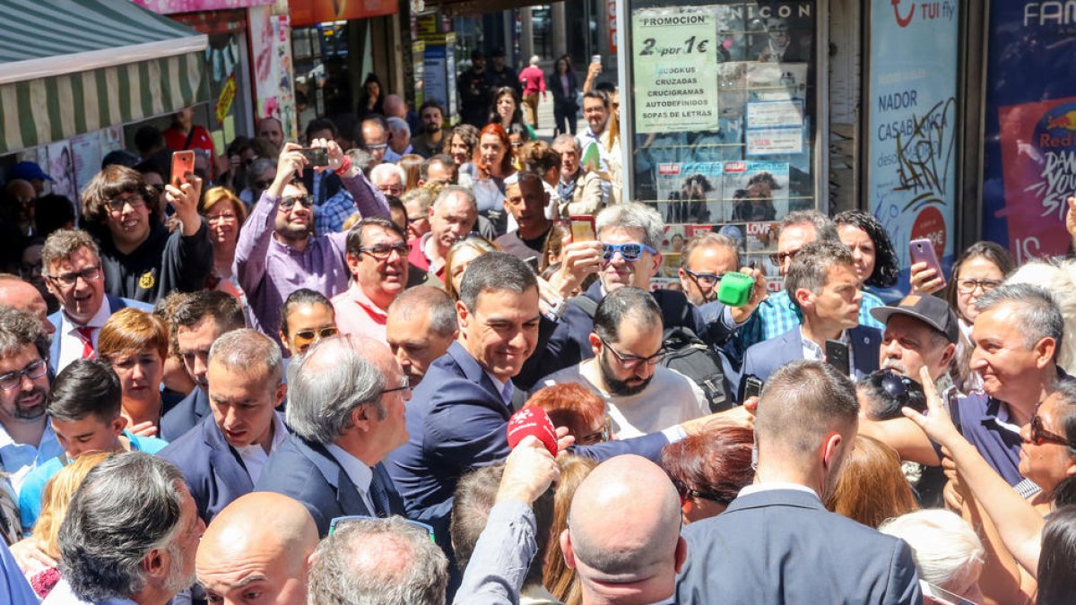 Sánchez, ahir, passejant pels carrers de Vallecas.