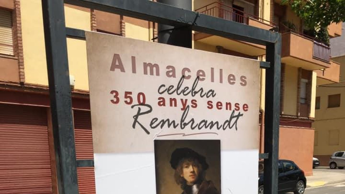 Uno de los plafones urbanos en Almacelles dedicados al artista.