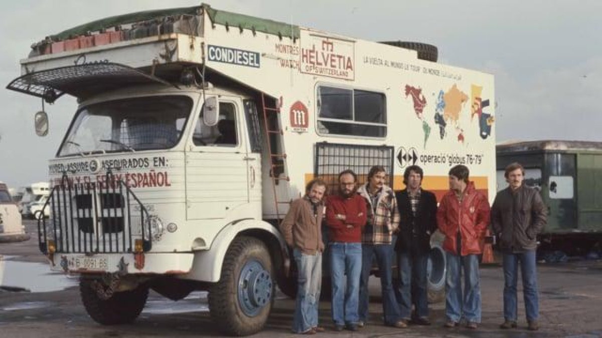 Los seis jóvenes de Vic durante el viaje que en 1976, les llevó por cincuenta países a bordo de un camión.