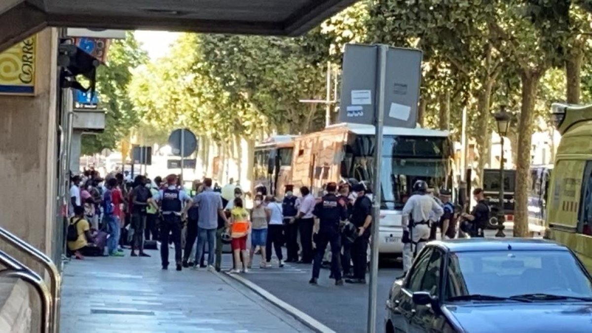Espectacular desallotjament de 37 okupes en un edifici de Rambla Ferran