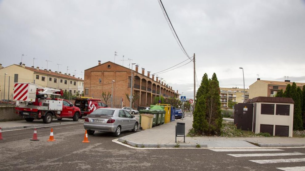 Operarios de Endesa trabajando ayer en Tàrrega.