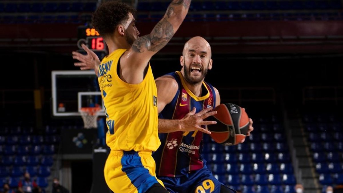 Calathes intenta penetrar ante la defensa de un rival.