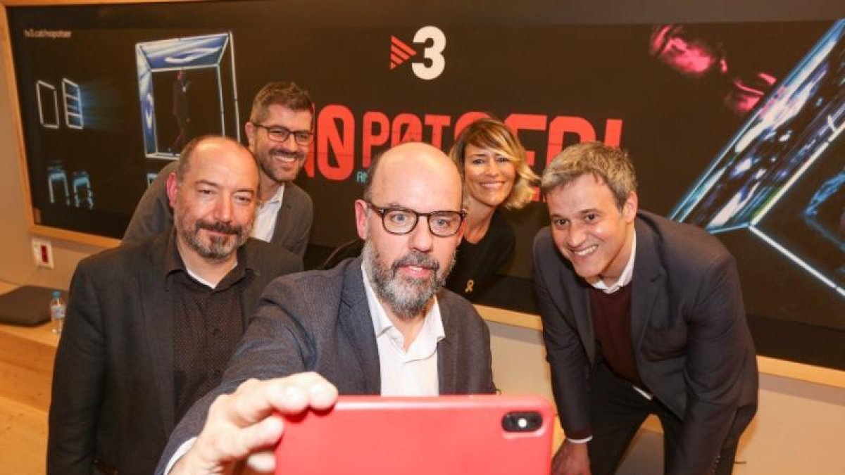 En el centro, Jordi Basté, durante la presentación del programa.