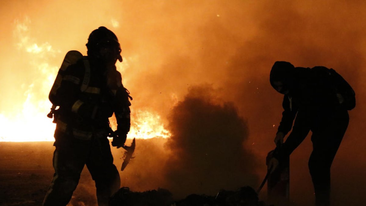 Barricades de fuego de grandes dimensiones queman varios coches, árboles y mobiliario urbano en Barcelona