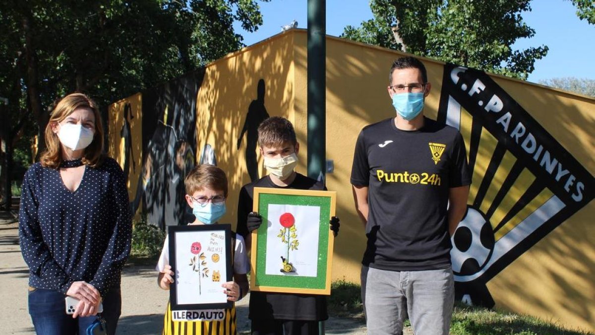 Entrega de les roses solidàries del CB Pardinyes i CF Pardinyes.