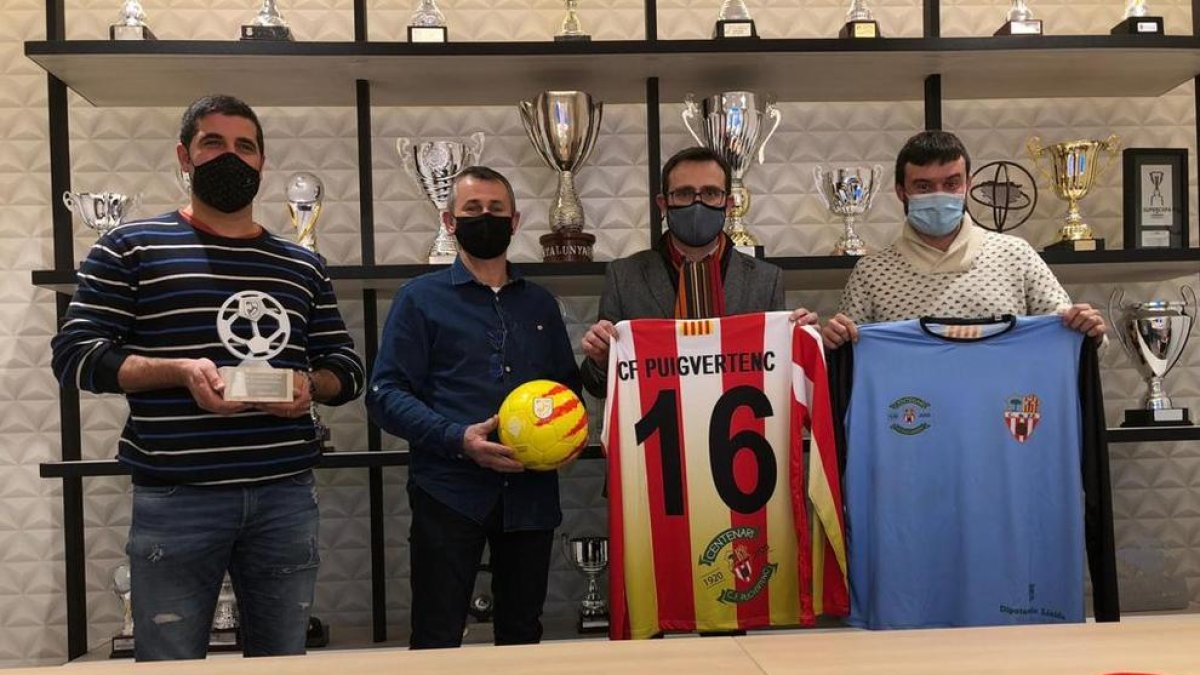 Josep Maria Espasa, segundo por la derecha, junto a representantes del CF Puigvertenc.