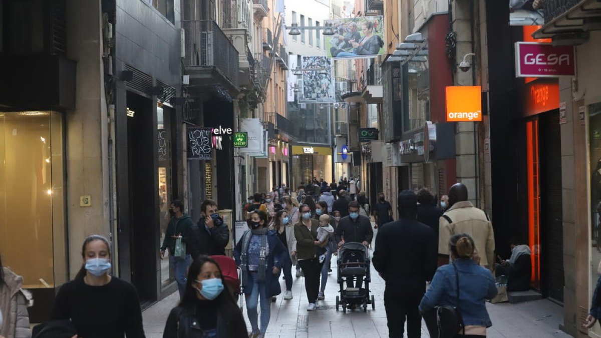 Imatge de ciutadans a l’Eix Comercial de Lleida.