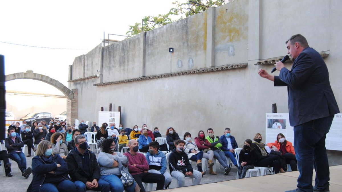 El monólogo se llevó a cabo en el pati de Castell y fue necesaria la reserva previa.
