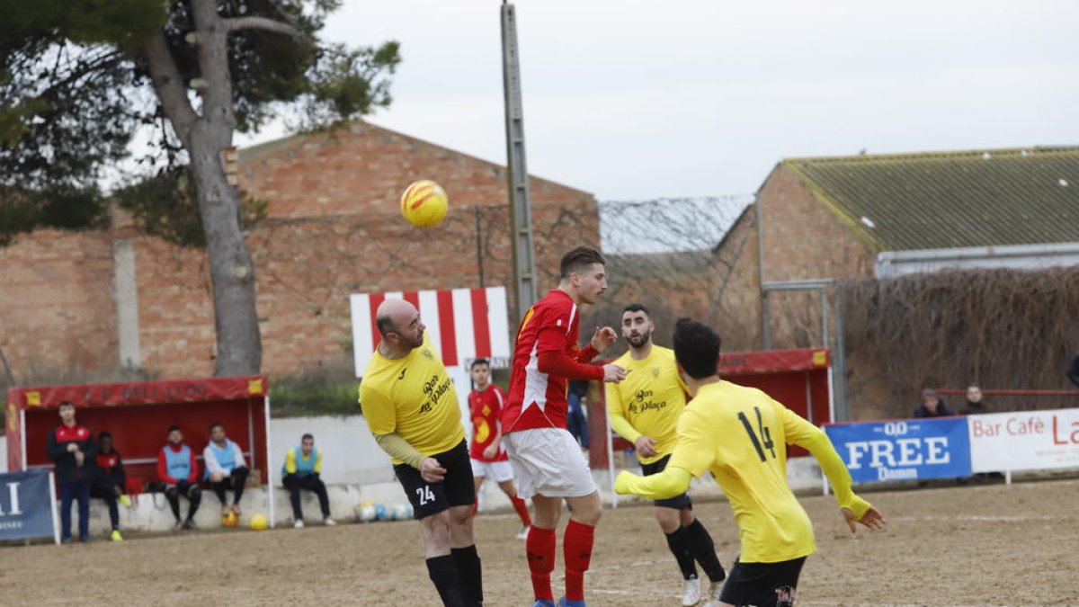 Dos jugadors pugnen per una pilota aèria.
