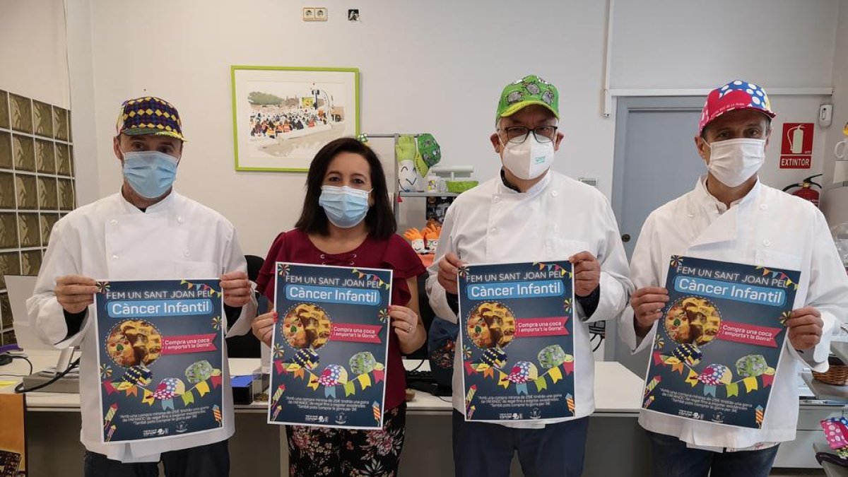 Pastelerías leridanas regalan gorras de Afanoc con cocas de Sant Joan