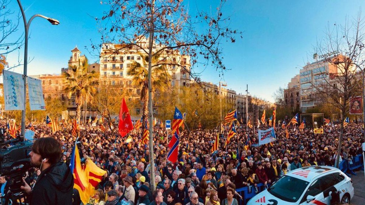 DIRECTE. Milers de persones a la manifestació de Barcelona contra el judici al 'procés'