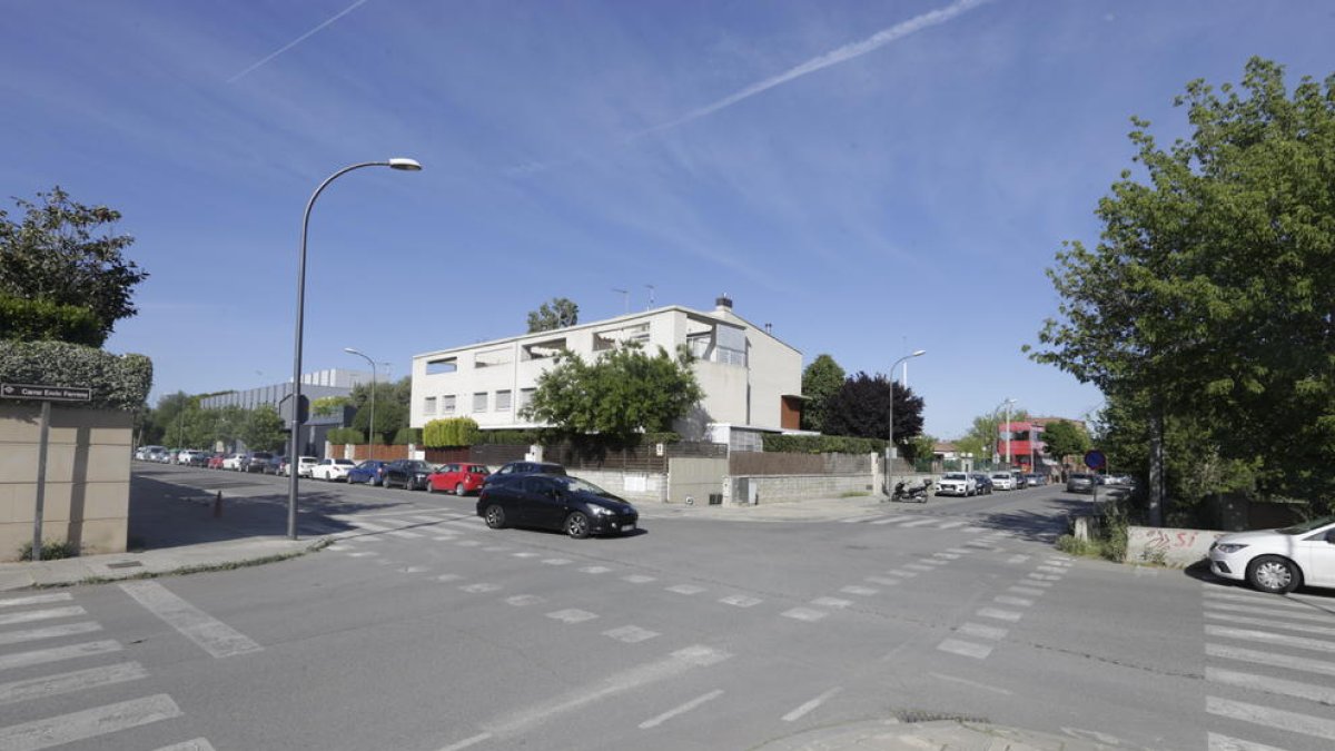 El carril bici a la cruïlla dels carrers Enric Farreny i Germanies.