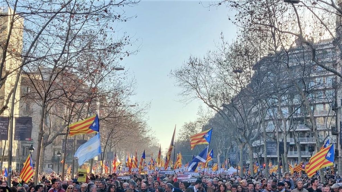 La plana mayor del independentismo encabezó la multitudinaria manifestación que discurrió ayer por Barcelona como muestra de rechazo al juicio del 1-O.