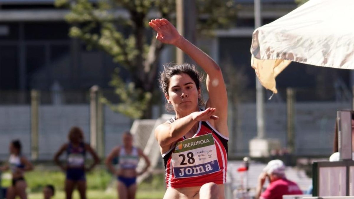 Elena Llobera, durante un salto en una competición.