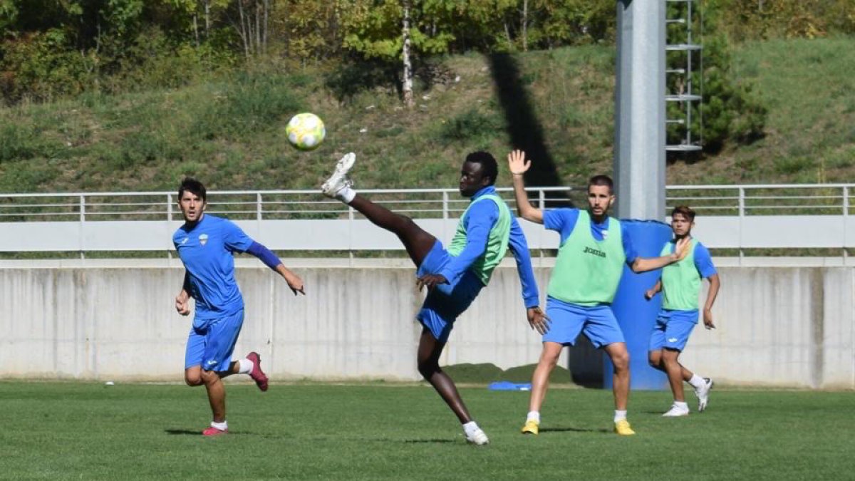 La plantilla del Lleida Esportiu sigue ejercitándose desde el viernes en el campo de Garòs.