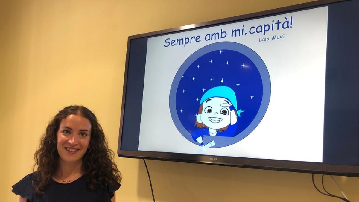 Laia Muxí, professora d’Infantil, amb una imatge de la portada de ‘Sempre amb mi, capità!’.