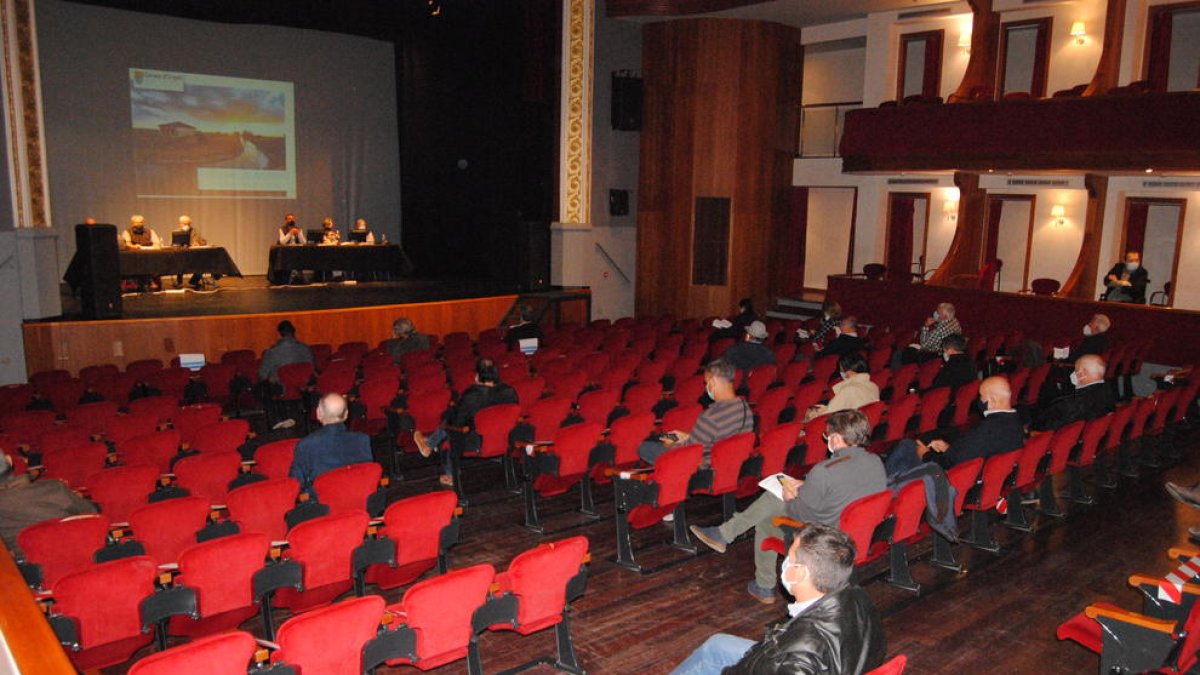 La asamblea se llevó a cabo de forma excepcional en el teatro L’Amistat.