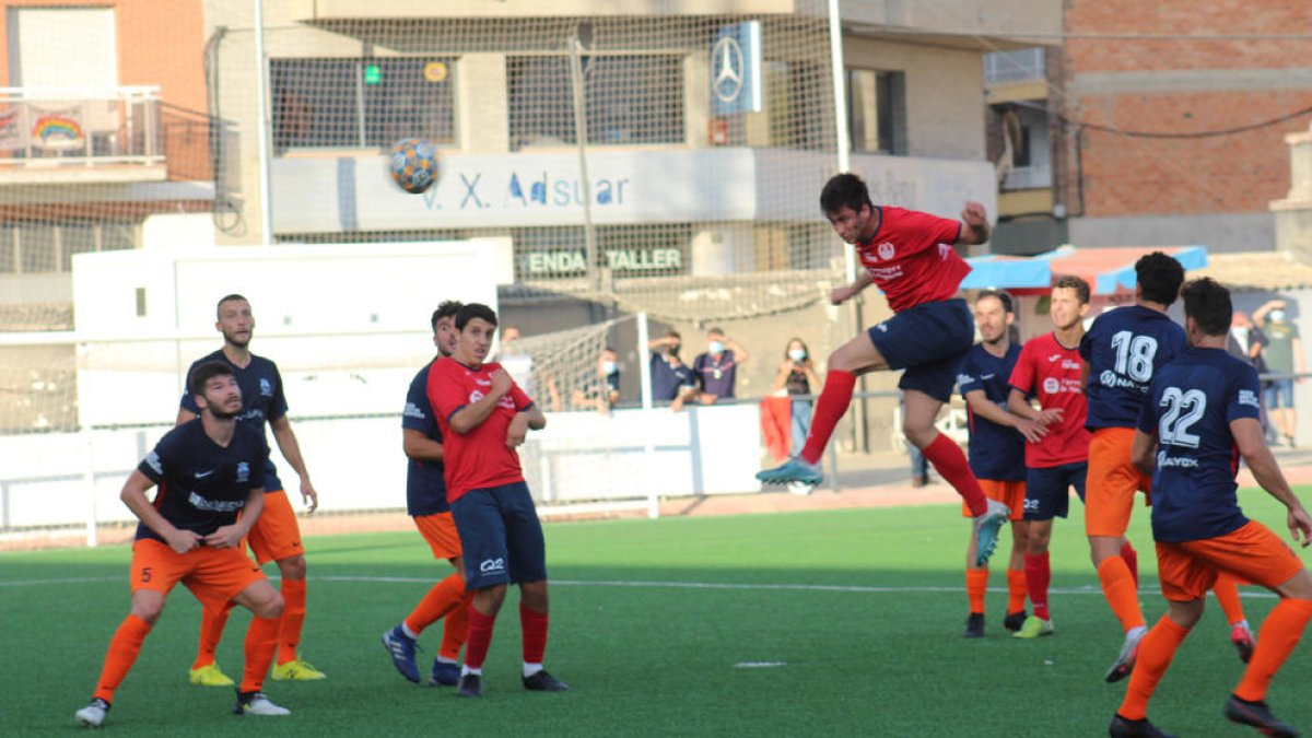 Marc Sánchez consigue rematar de cabeza dentro del área del Atlètic Lleida.