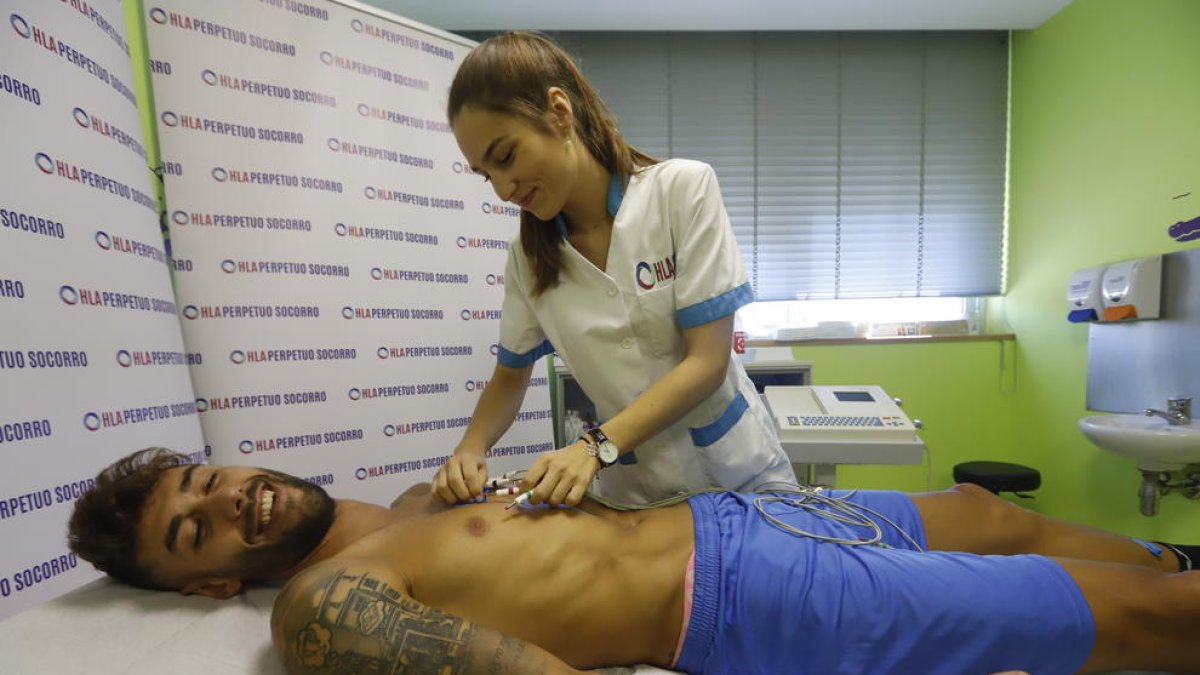Adrián León, uno de los nuevos fichajes del Lleida, durante la revisión médica de ayer.