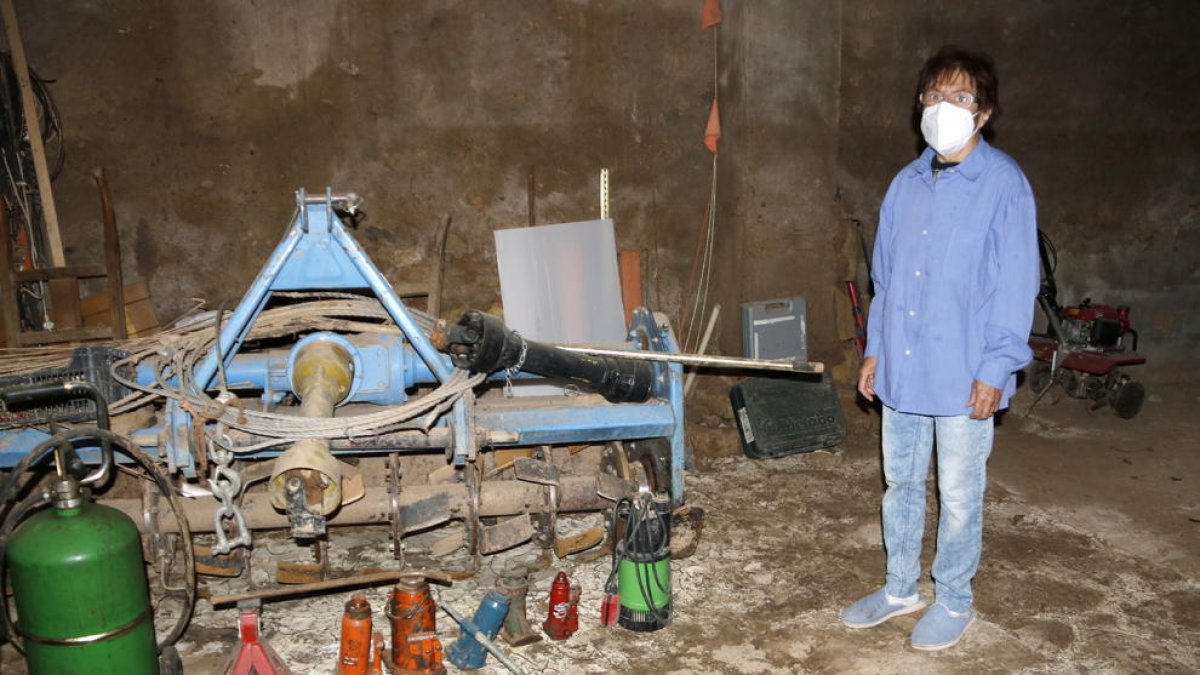Dolores Amorós, veïna de l’Albi, al garatge de casa seua, encara amb fang de les inundacions del 2019.