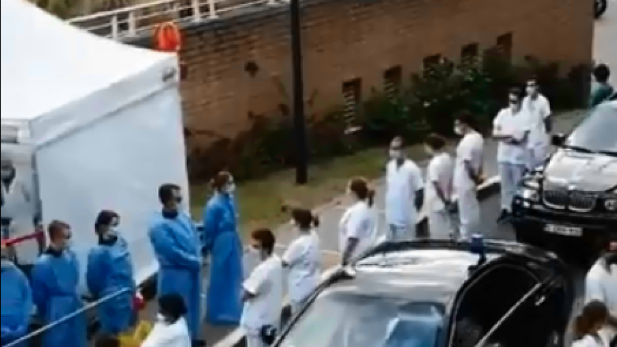 Sanitarios reciben de espaldas a la premier belga, Sophie Wilmès.