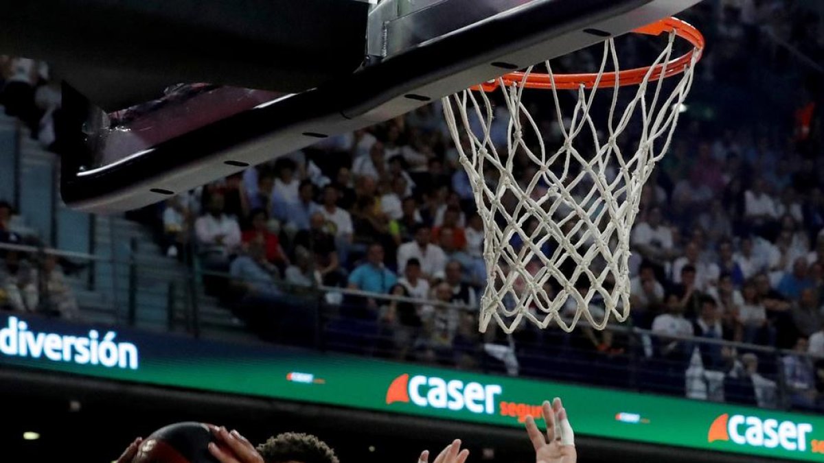 Tavares atrapa un rebot davant del blaugrana Tomic.