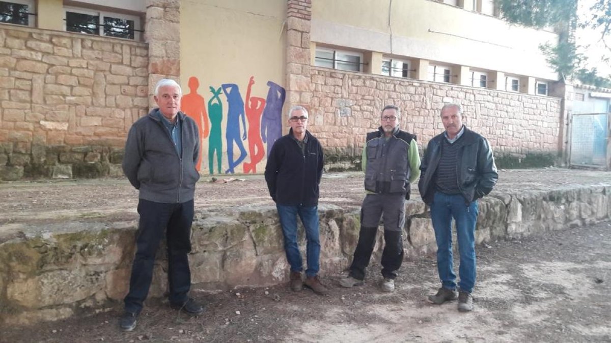 Jaume Estradé, Santi Borch, Jordi Estradé y Zacaries Sobrepere delante de la escuela.
