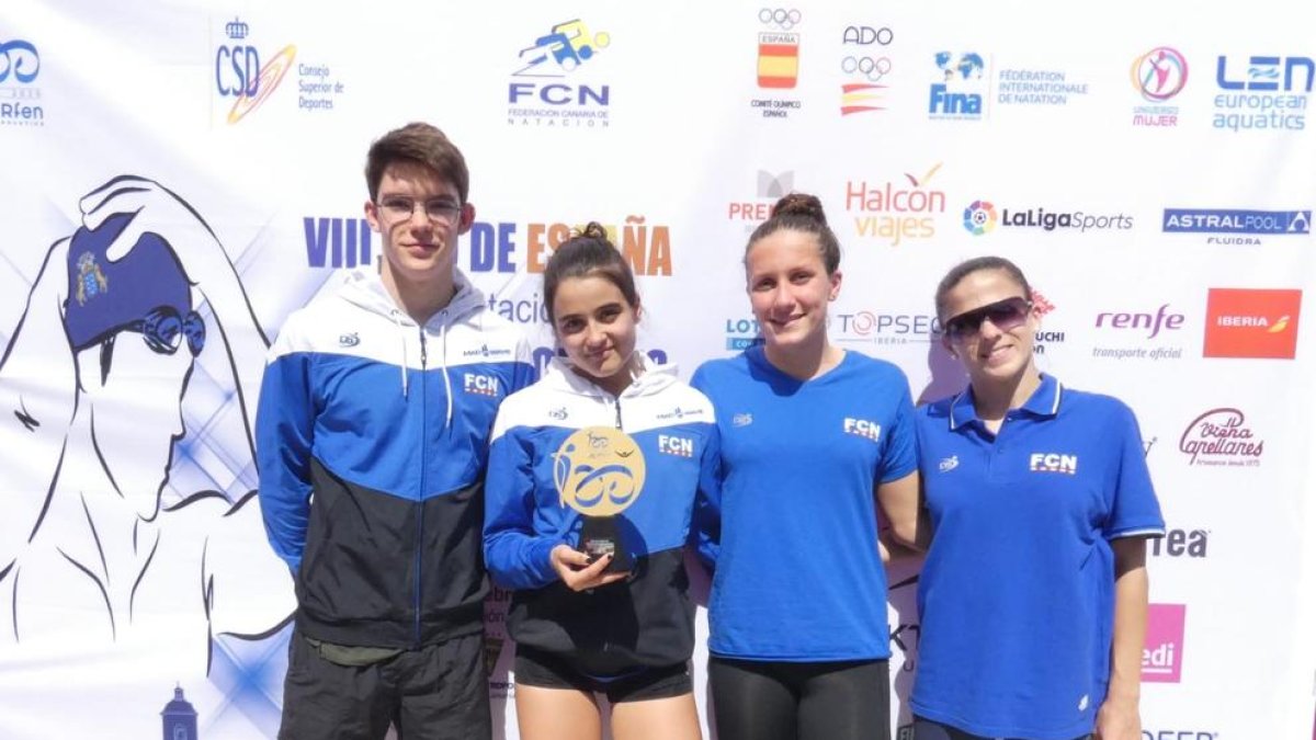 Los representantes del CN Lleida con el trofeo de campeones.