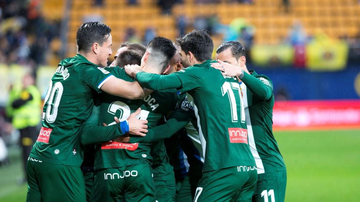 Los jugadores del Espanyol celebran el gol de David López, que inauguró el marcador.
