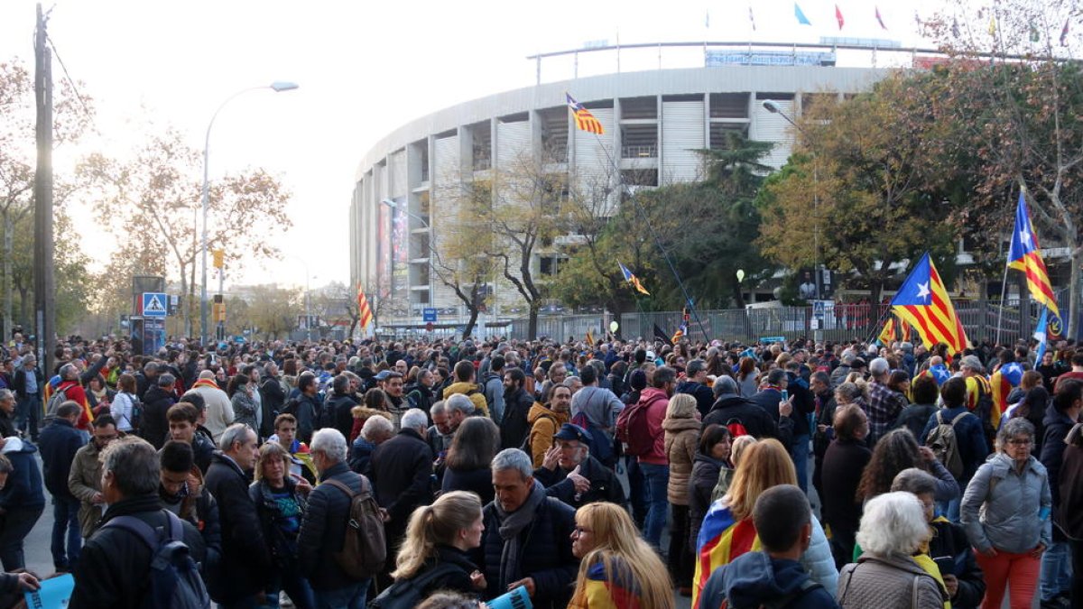 Miles de personas responden al llamamiento de Tsunami en torno al Camp Nou