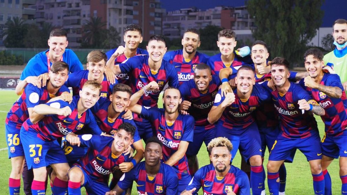 Jugadores del Barcelona B celebran la clasificación.