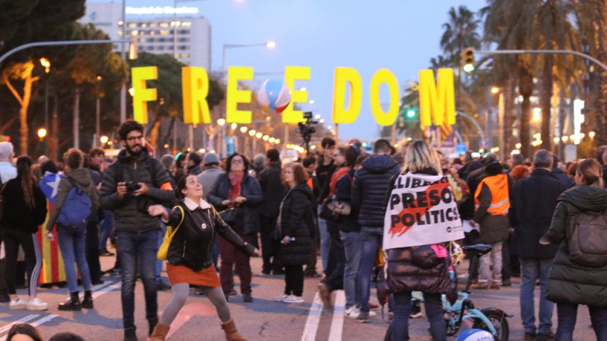 Tsunami reparteix cartolines del 'SpainSitAndTalk' perquè els aficionats les exhibeixin en el partit