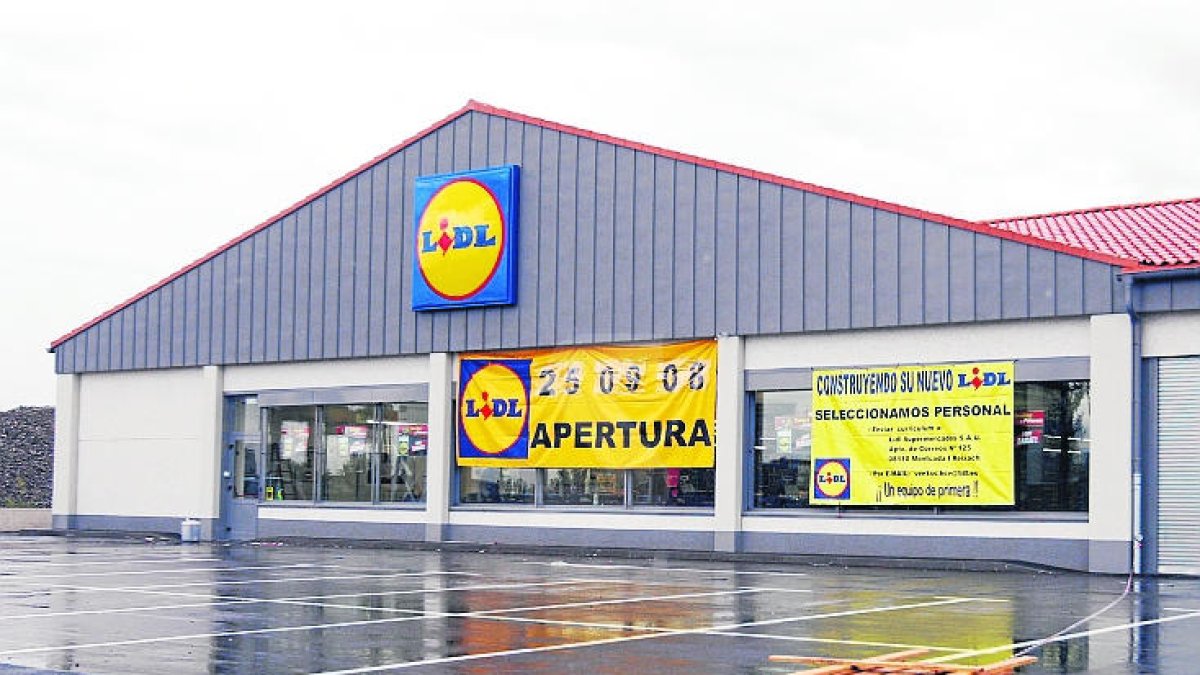 Els supermercats Lidl limiten l'accés a una persona per família i fixen l'aforament en 50 clients