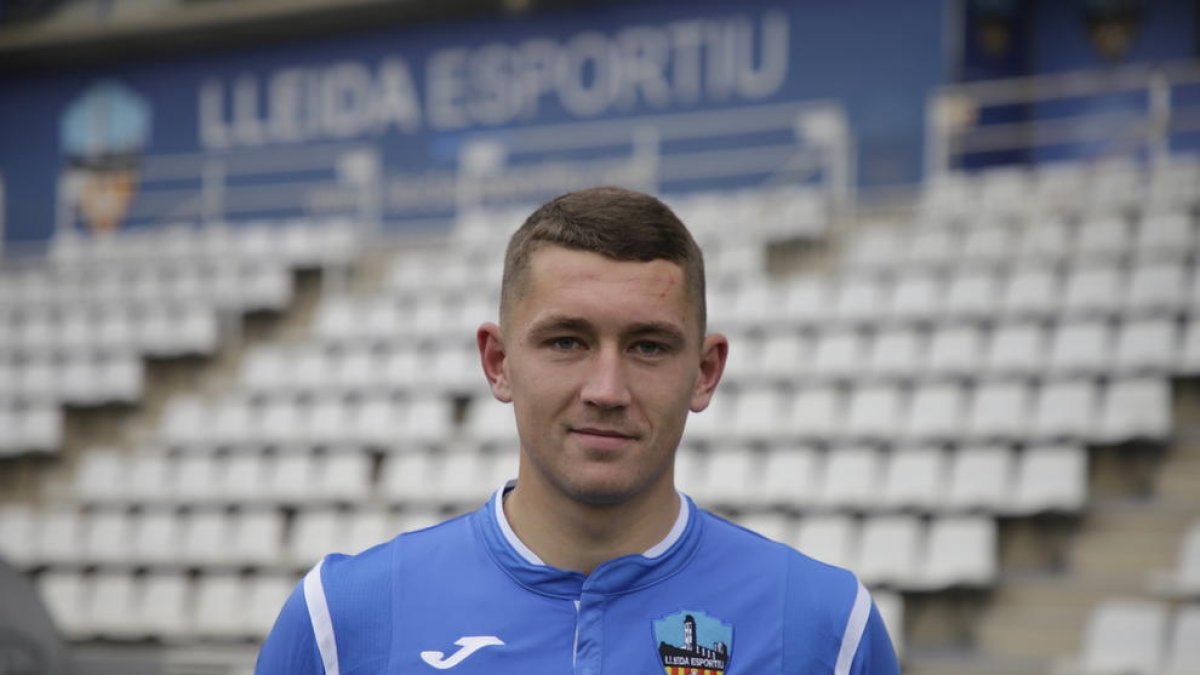 Mousa deja pasar el balón ante la mirada de Joan Oriol y de un jugador del equipo alicantino.