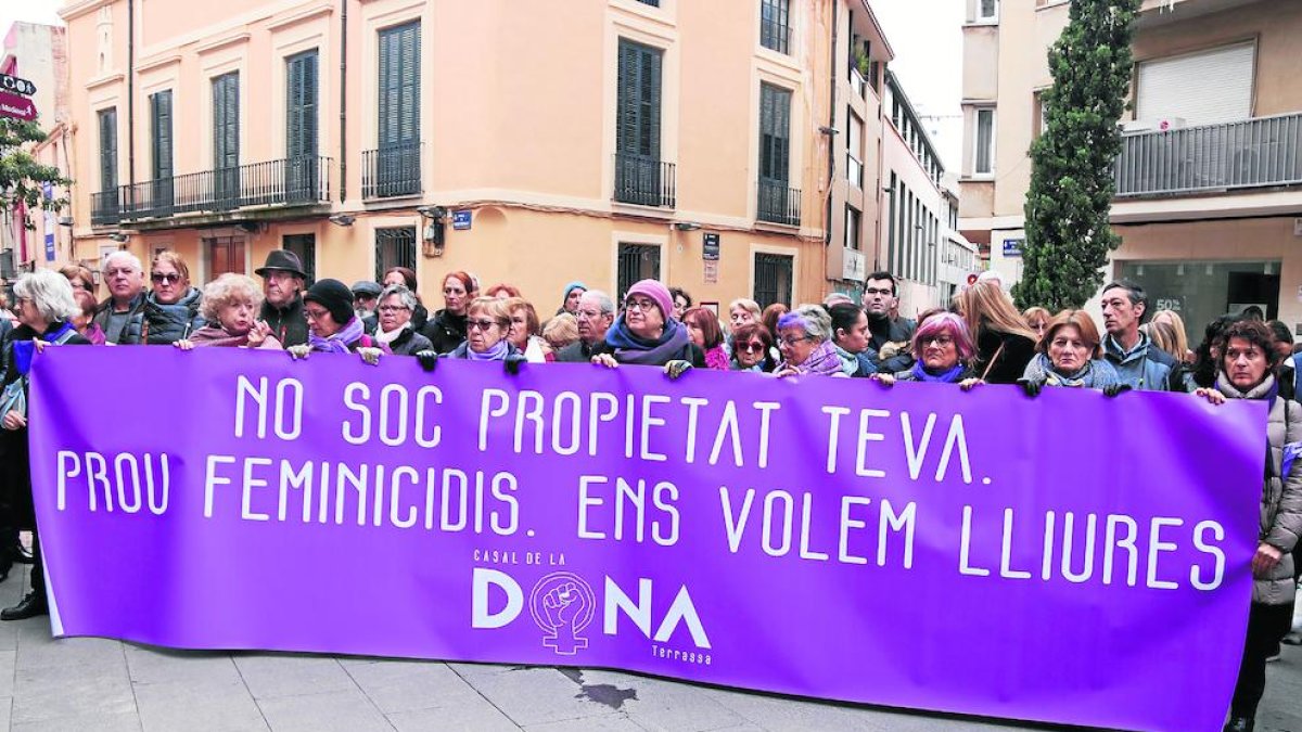Concentració ahir a Terrassa contra la violència masclista en solidaritat amb la dona assassinada.