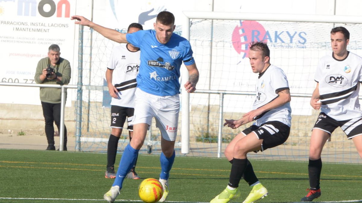Ovidiu Pascaru controla un balón ante la atenta mirada de tres jugadores del Tremp.