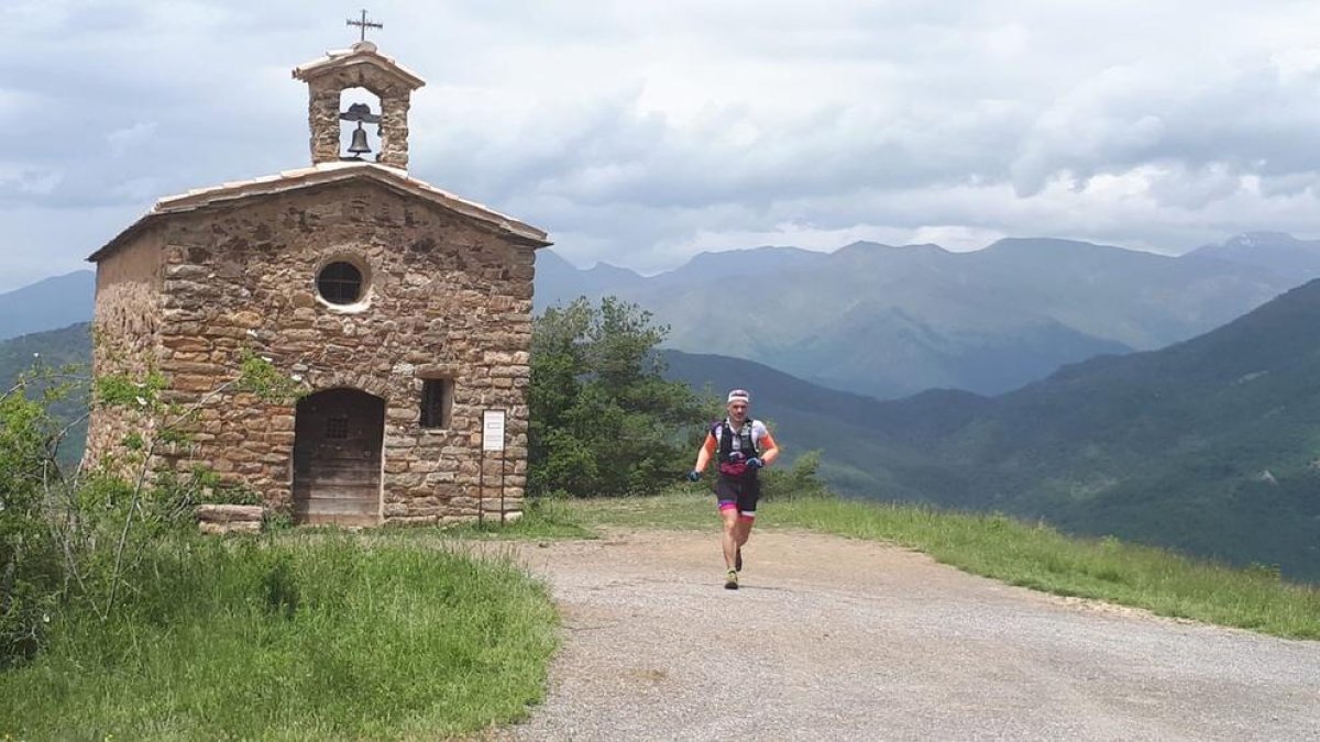 Pep Vega al passar pel costat de l’ermita de Sant Salvador (Alta Ribagorça) durant el recorregut.
